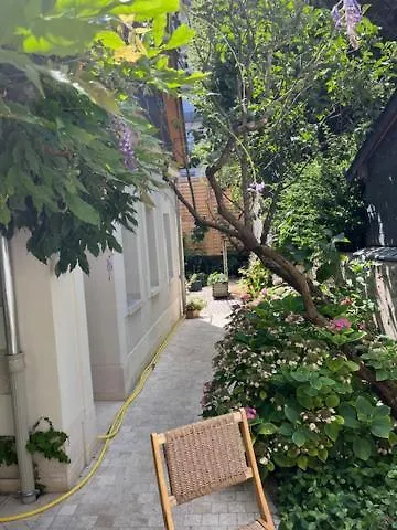 Le Vendome Cote Jardin